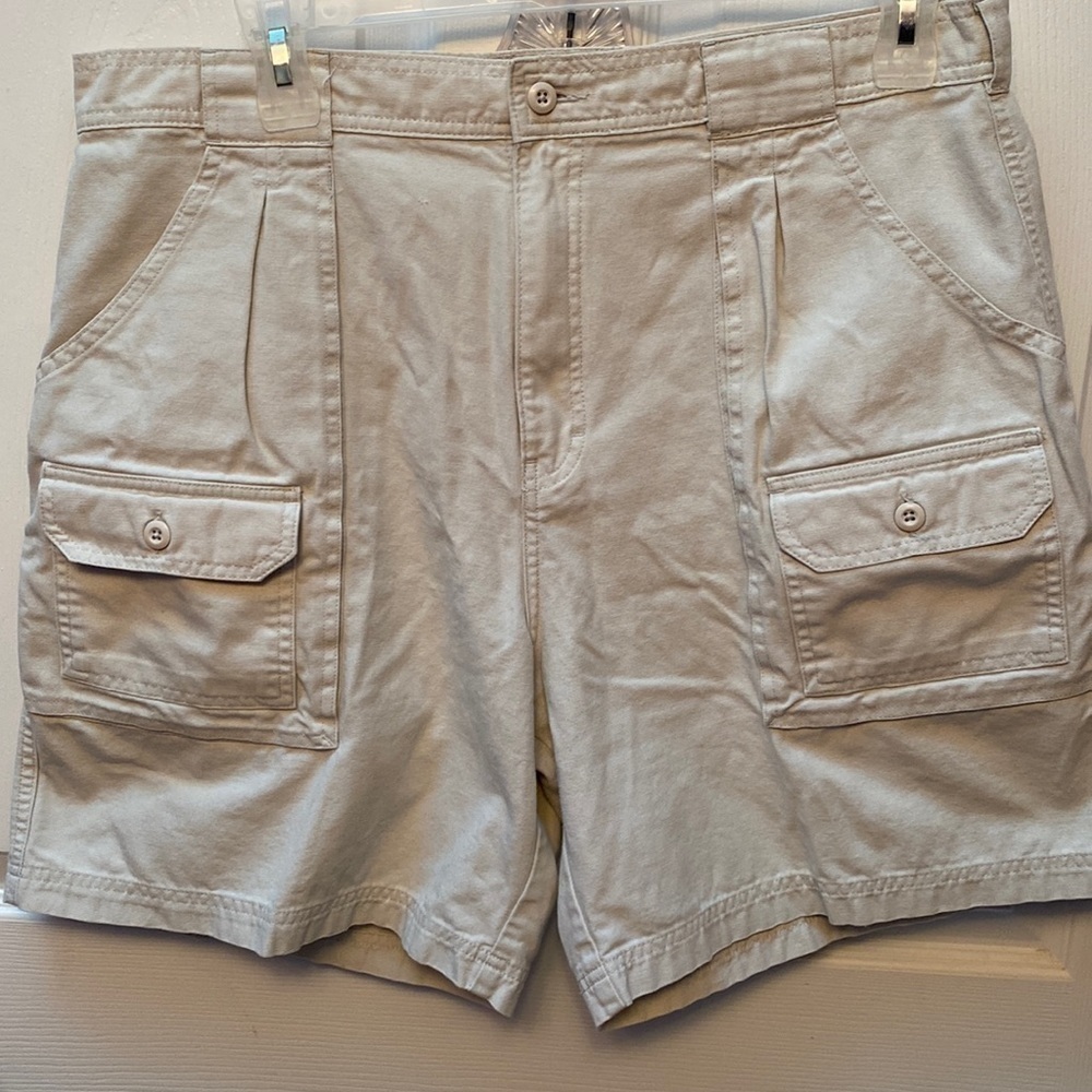 Womens Cabelas casual beige denim cargo shorts size 18. nice cond